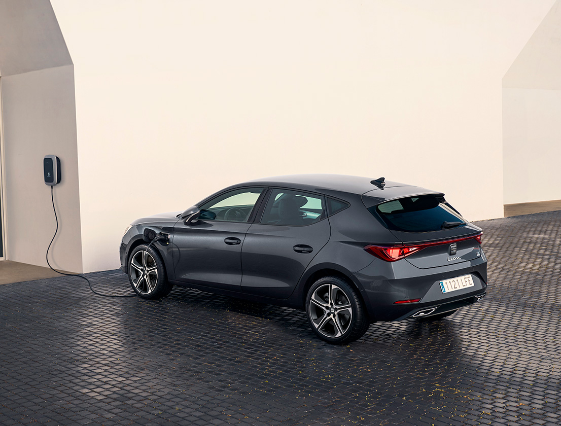 lateral view of the seat leon magnetic tech colour plug into a charger