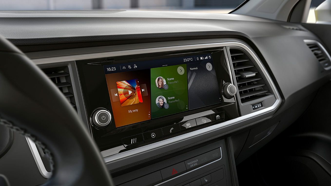 A person holding a smartphone using the my seat app, a feature of seat connect, for remote access and vehicles features.