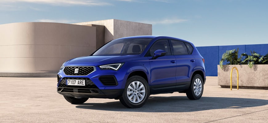 Front view of the SEAT Ateca in blue.