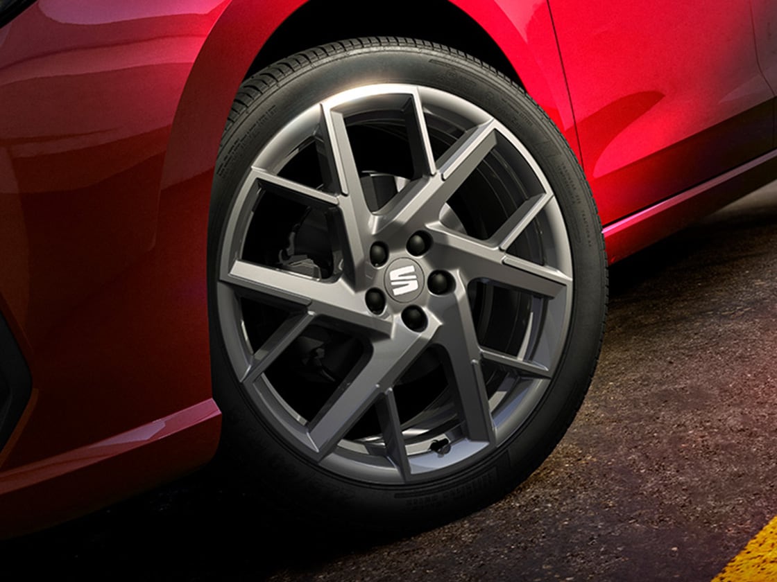 seat ibiza’s 18-inch performance alloy wheels close-up view. 