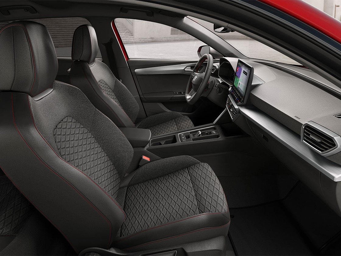 Interior view of seat leon sportstourer fr featuring FR cloth comfort seats, combining ergonomic support and stylish design for a comfortable journey.