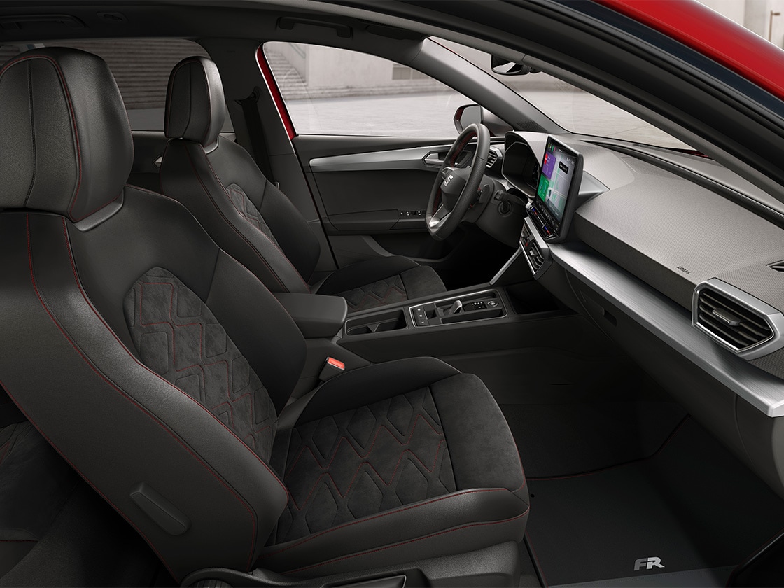 :  Interior view of seat leon sportstourer fr showcasing Dynamic® Seats, designed for maximum support and a sporty, refined driving experience.