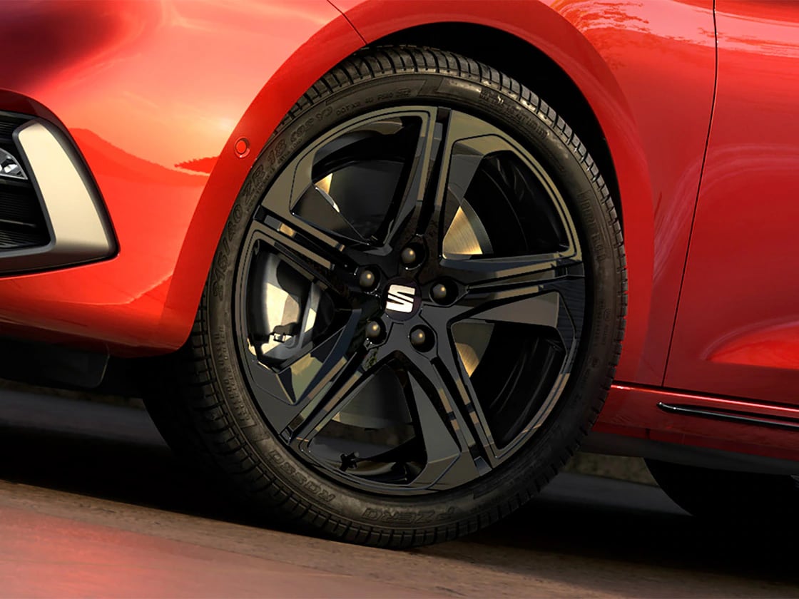 18-inch alloy wheels featured on the seat leon Sportstourer black pack edition for a bold, stylish look.