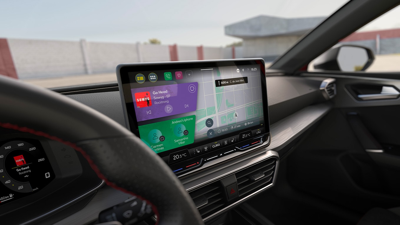 Interior of the SEAT Leon Sporstourer showcasing a glimpse of the steering and its full dynamic dashboard touchscreen to enjoy full control while driving.