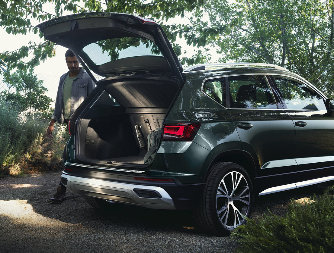 woman-standing-next-to-the-new-seat-ateca-with-a-bike-rack-accessory
