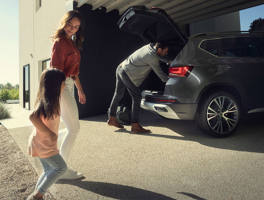 Family enjoying the Seat Ateca in gaphite grey colour boot space