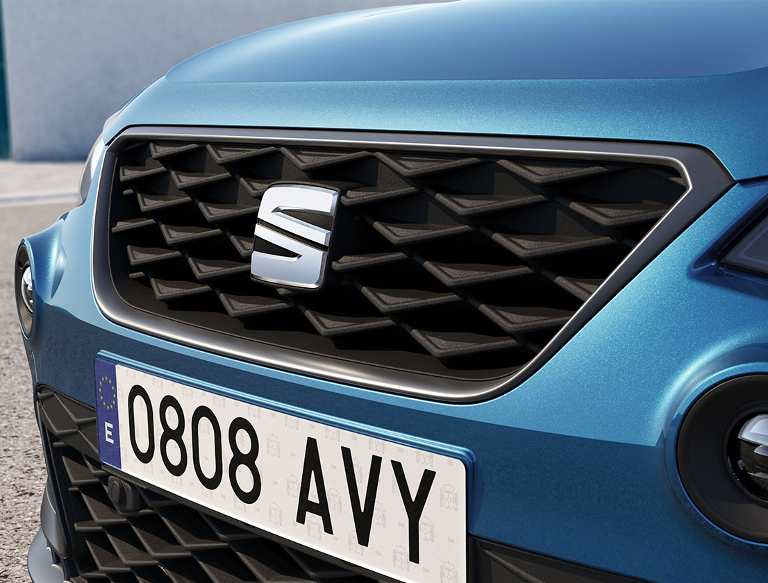 seat arona fr sapphire blue front grille chromed frame