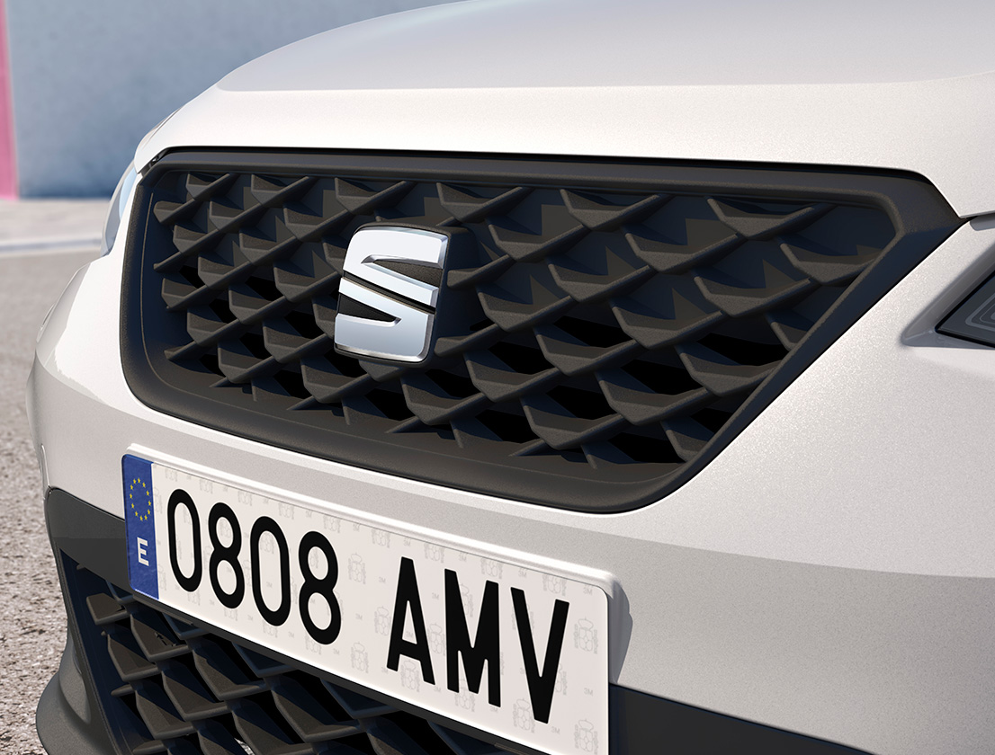 seat-arona-reference-unique-diamond-front-grille