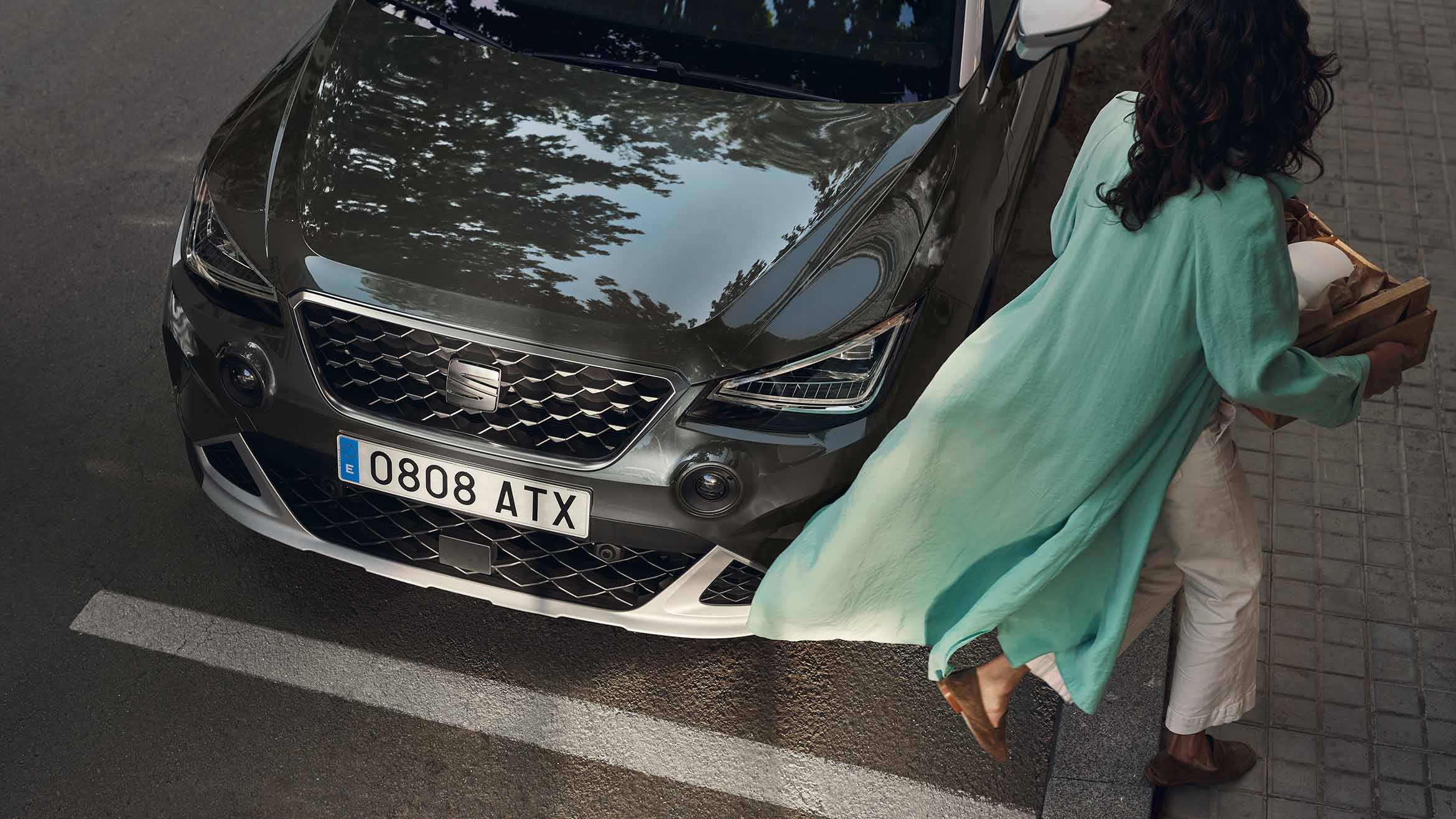 woman walking towards seat arona cliff grey colour