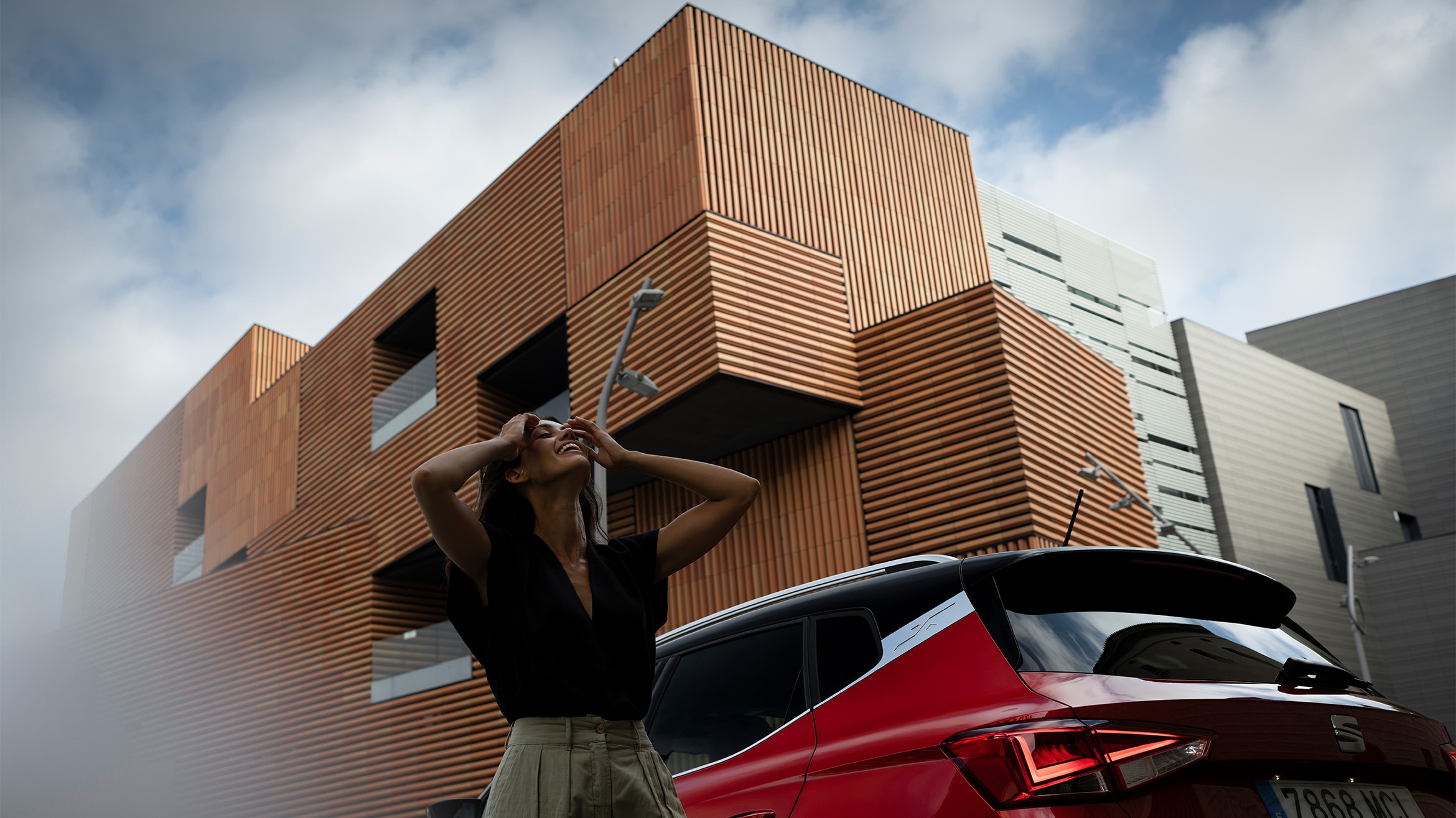 front view of the SEAT Arona in desire red color parked 