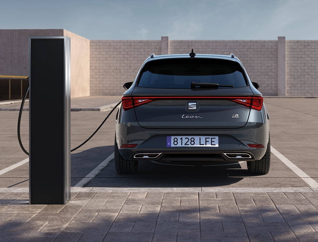 seat leon sportstourer e-hybrid magnetic tech colour with coast to coast lights charging