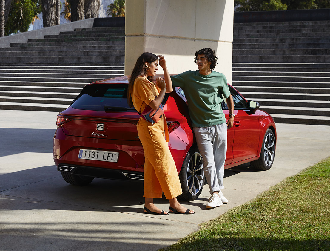 couple laying back on the new seat leon desire red colour 