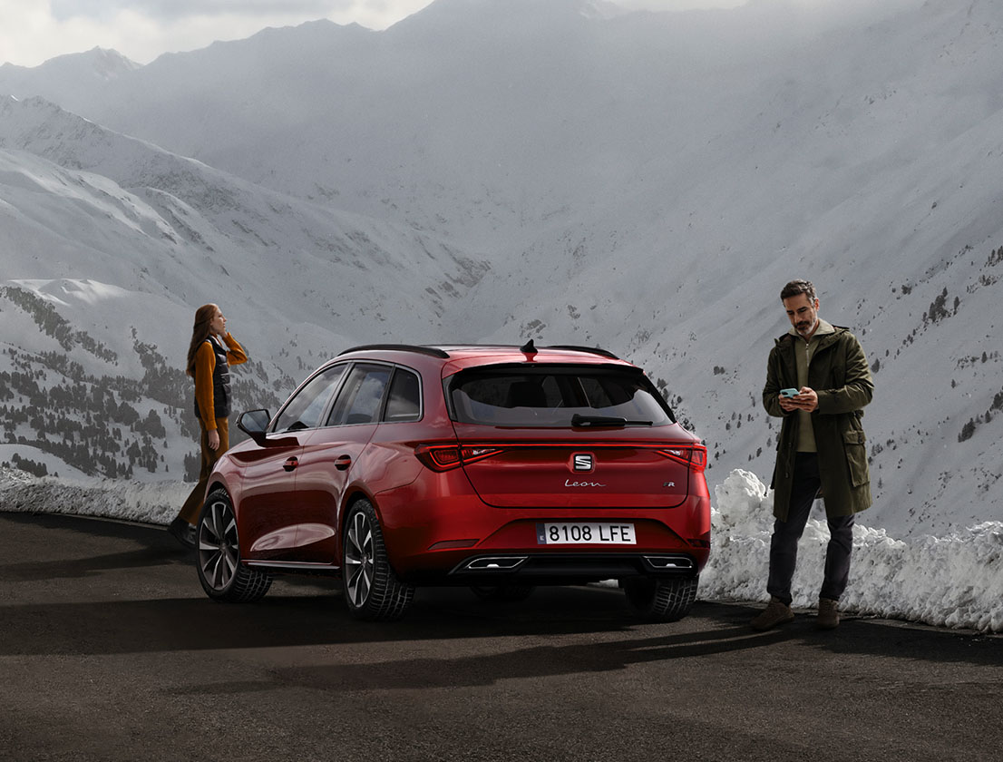 rear view of the desire red seat leon, while couple admiring the mountain