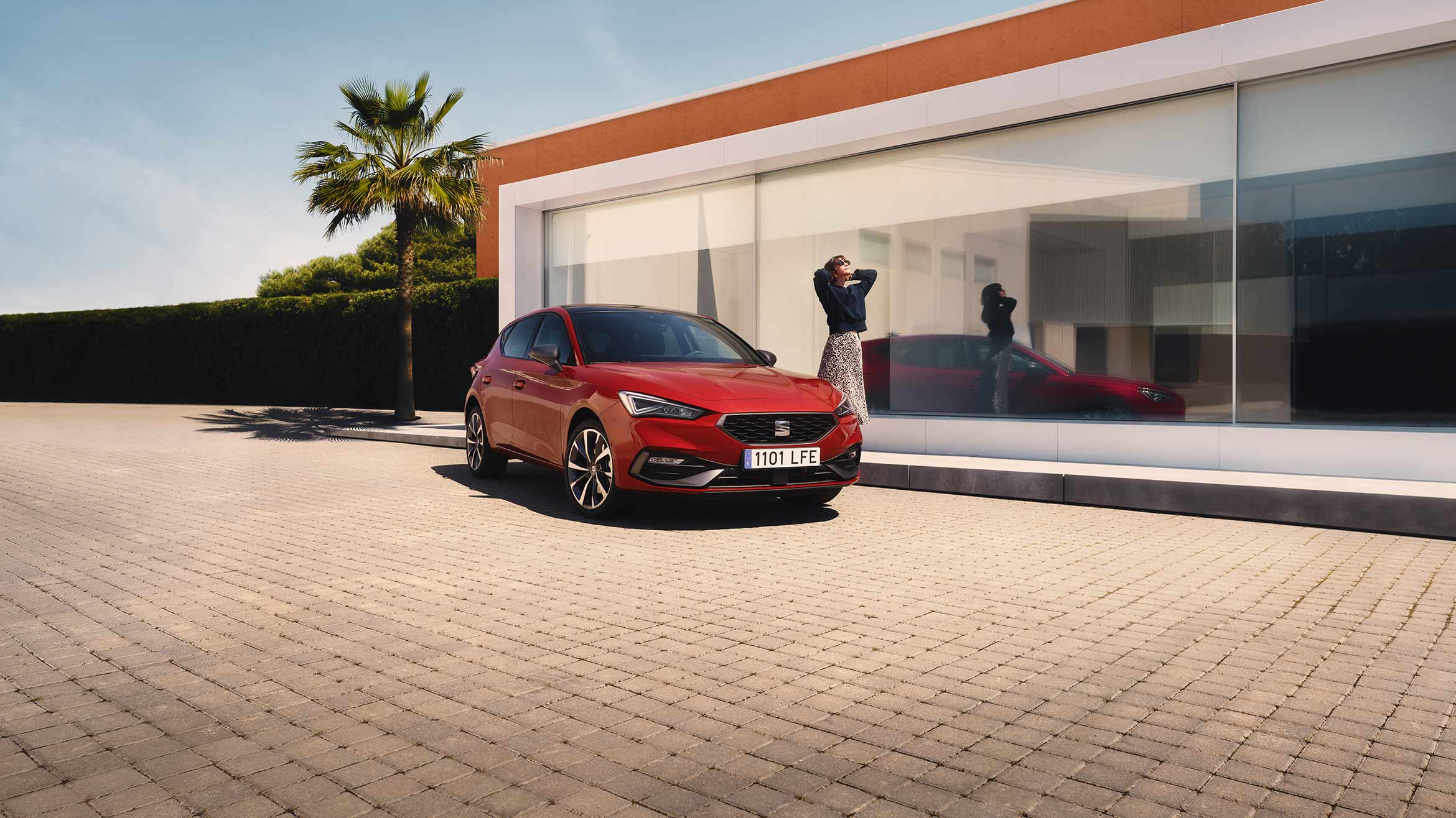 woman standing close to seat leon 5d desire red colour