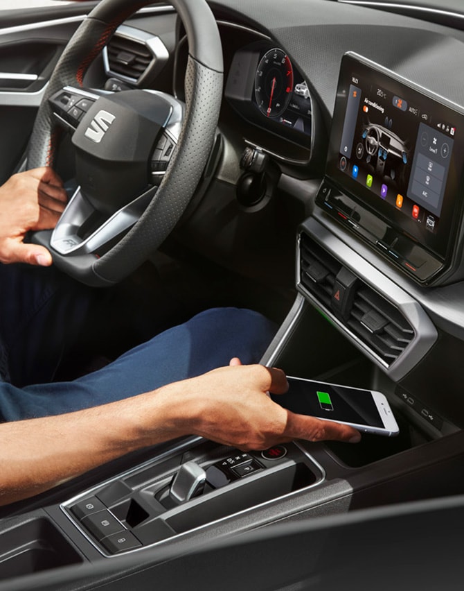 man charging his smartphone with the seat leon wireless charger