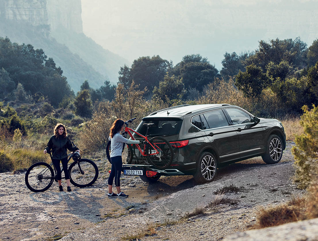 The new SEAT Tarraco XPERIENCE with bike rack at rear  