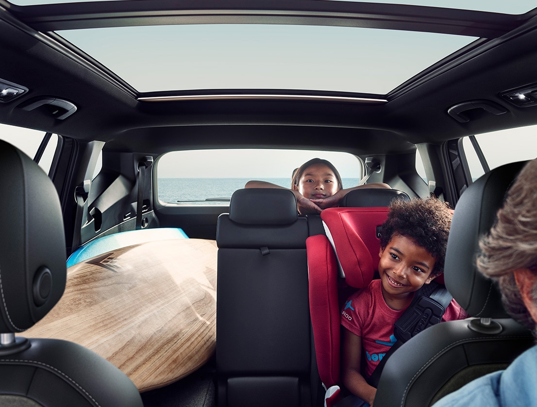 Family in the 7 seater SEAT Tarraco XPERIENCE with sunroof