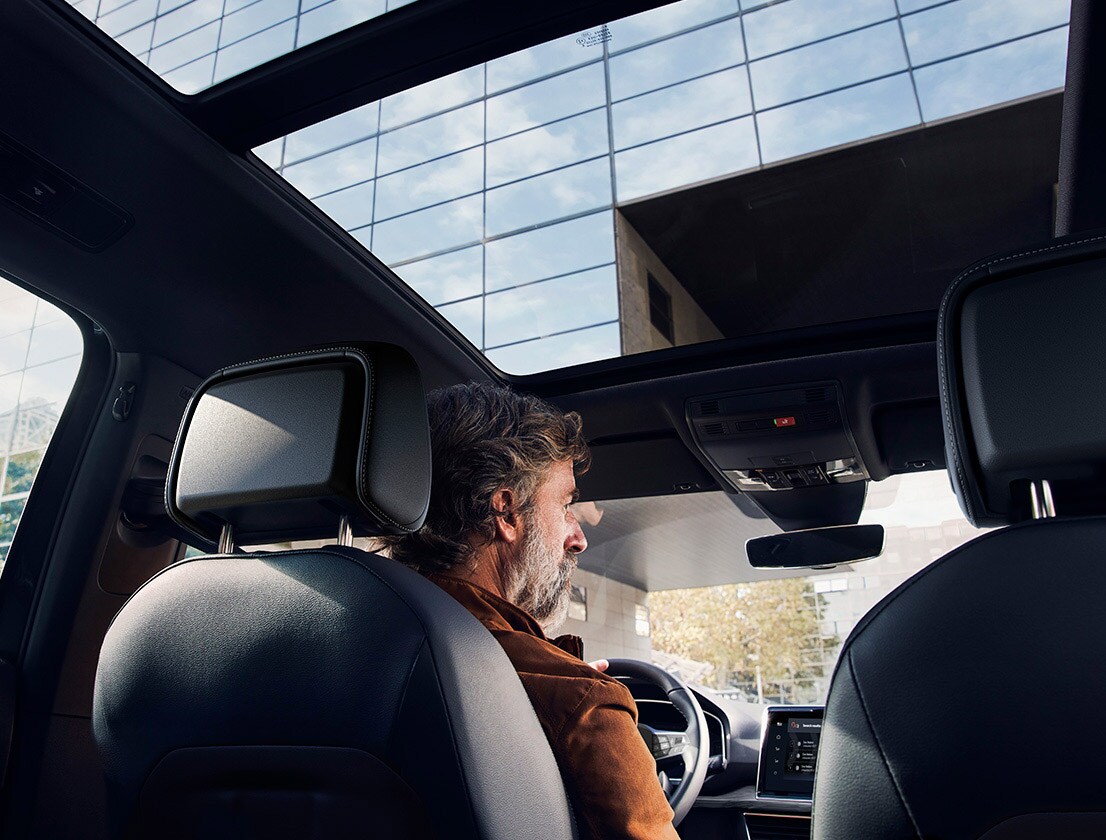 Man driving the SEAT Tarraco XPERIENCE  