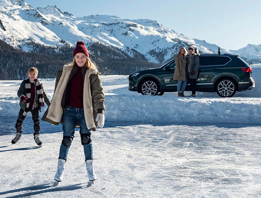 Rear view of the SEAT Tarraco XPERIENCE in the snow  