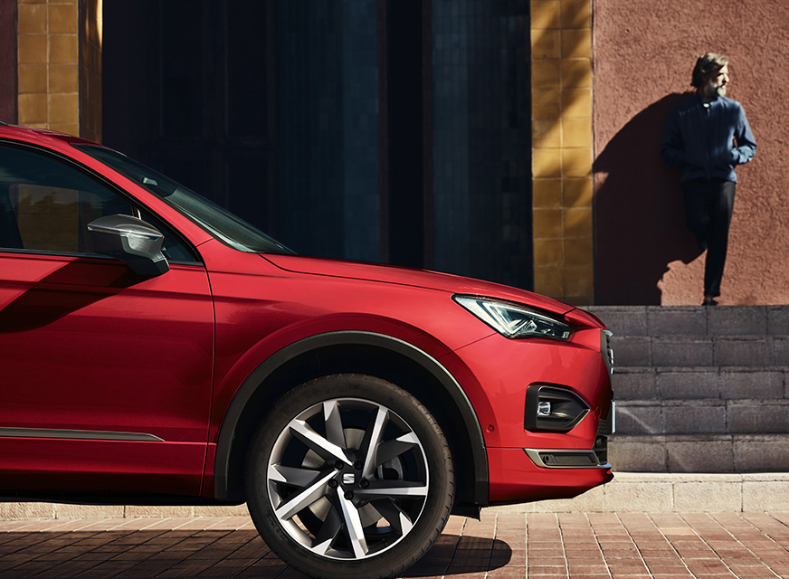 Front half of red SEAT Tarraco with alloy wheels