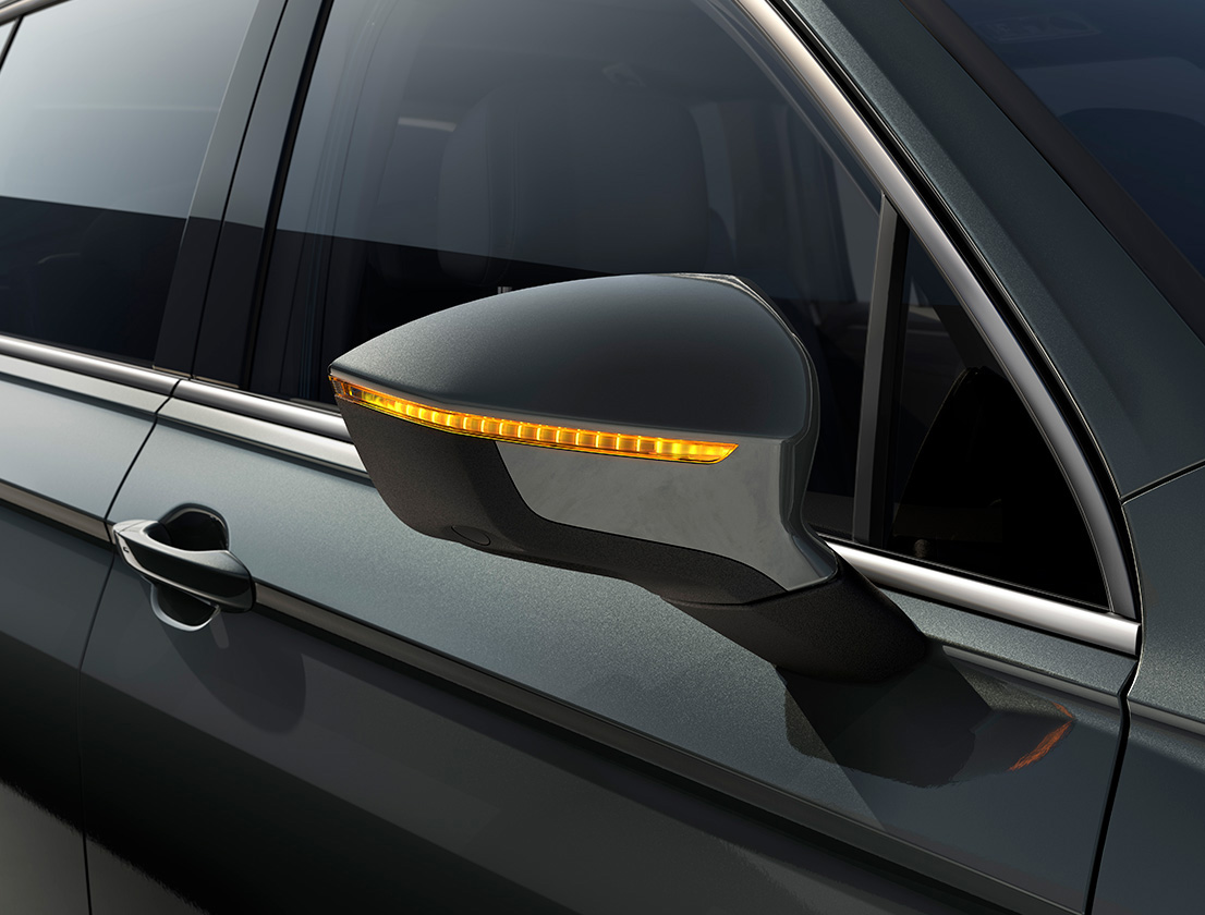The SEAT Tarraco XPERIENCE wing mirror with lights  