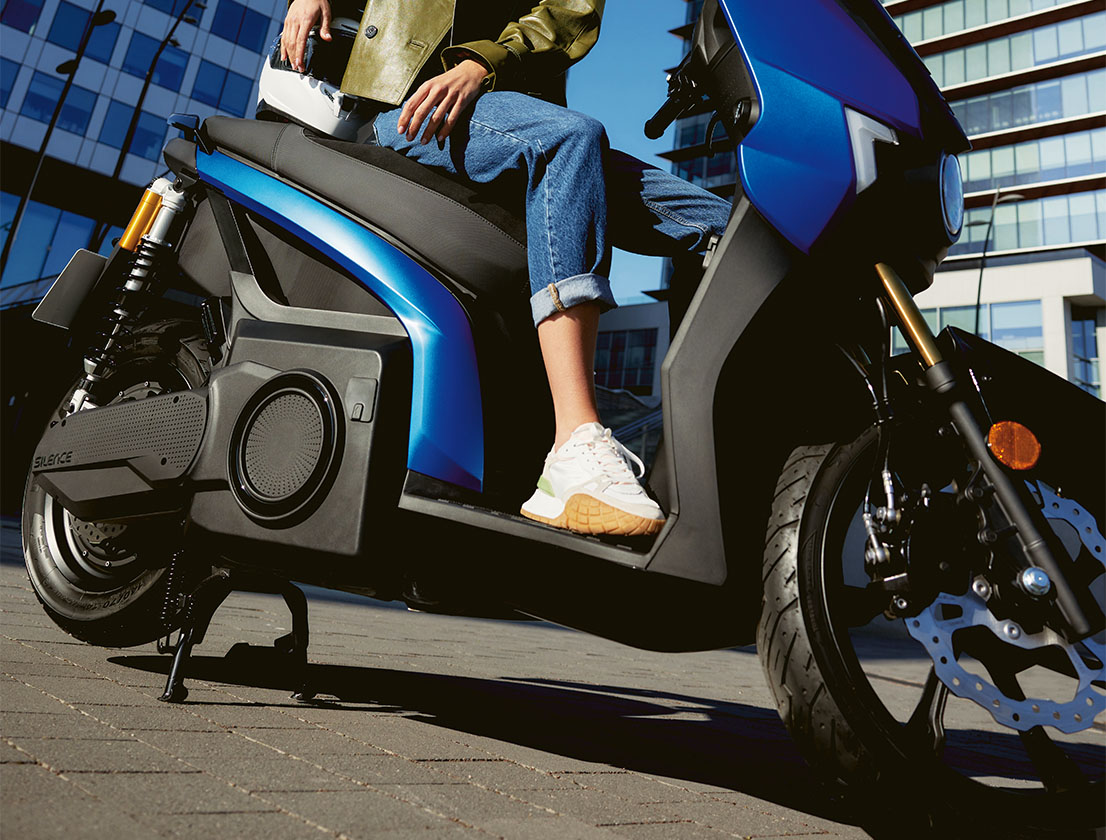 new-seat-mo-125-performance-easy-charging-electric-scooter