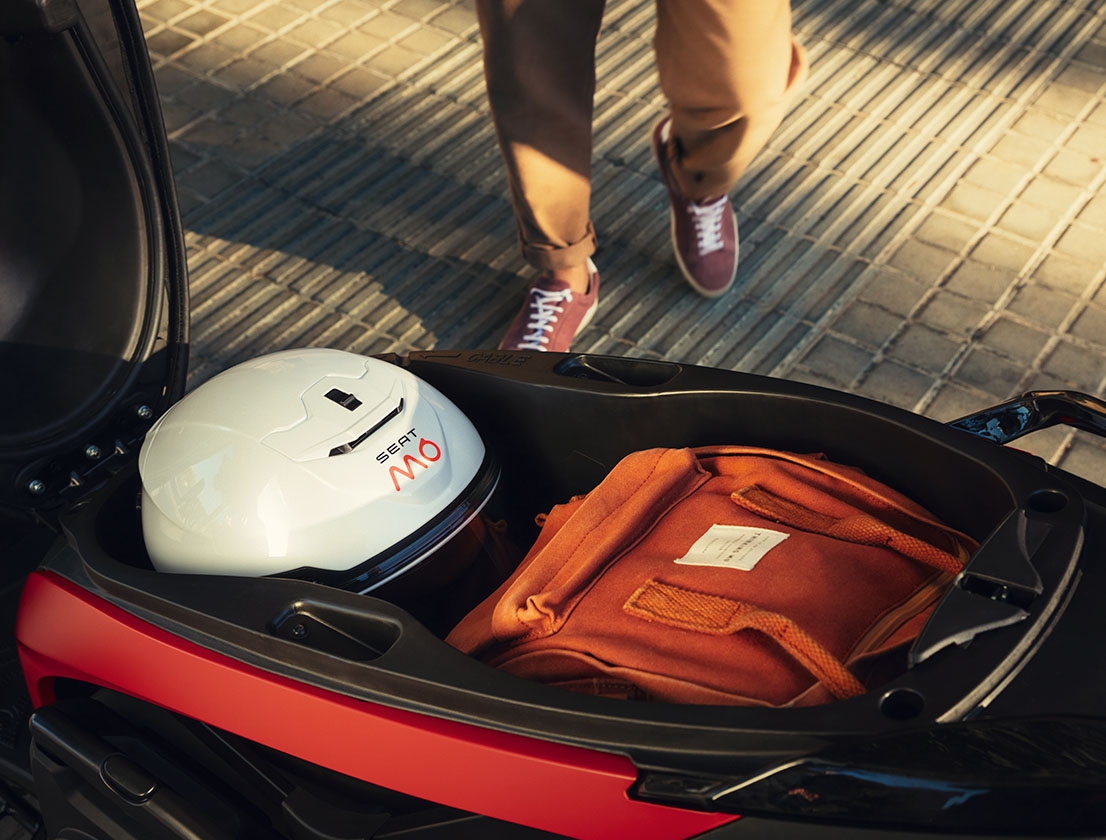SEAT MÓ 125 electric scooter with storage for 2 helmets