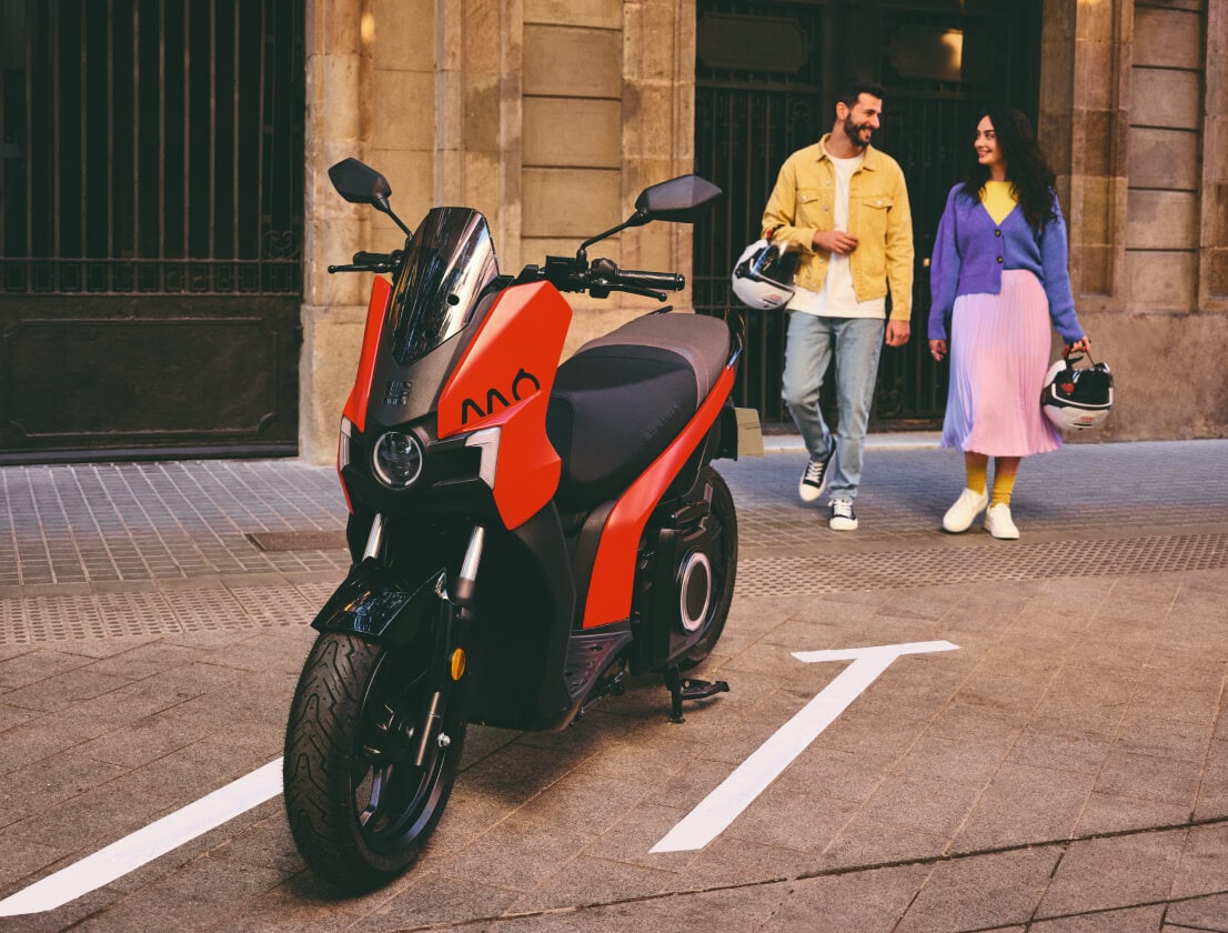 SEAT MÓ 125 electric scooter parked on the beach