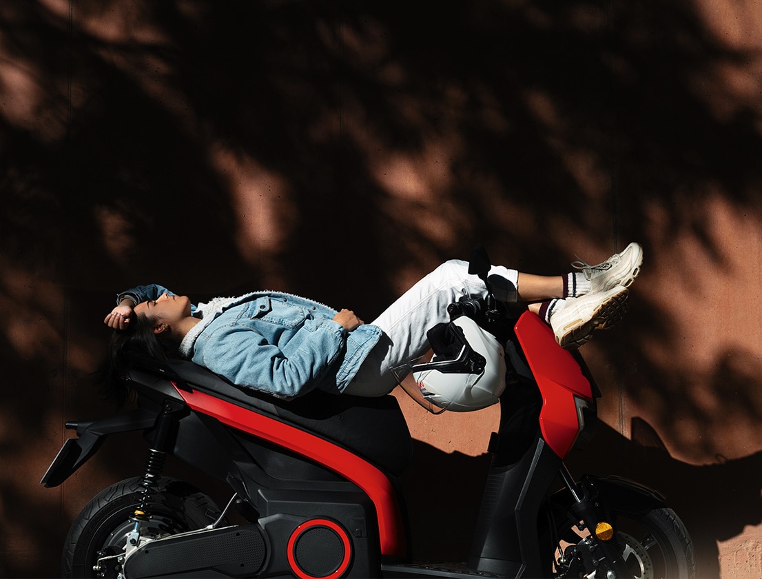 man sitting by his SEAT MÓ 125 electric scooter with 137km range