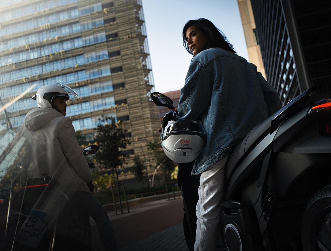 couple riding SEAT MÓ 125 electric scooter with no noise and no emissions