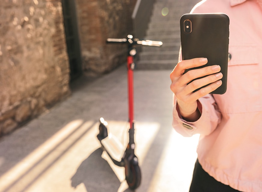 person connecting their SEAT MÓ 25 electric scooter with smartphone app