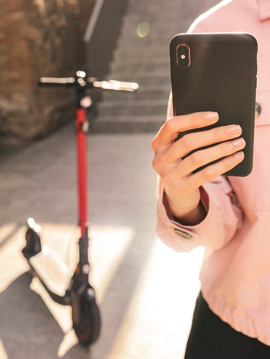 person connecting their SEAT MÓ 65 electric scooter with smartphone app