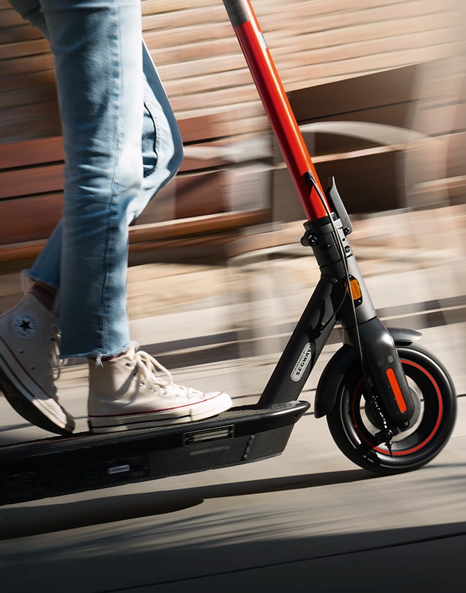 person riding their SEAT MÓ 125 electric scooter in the city 