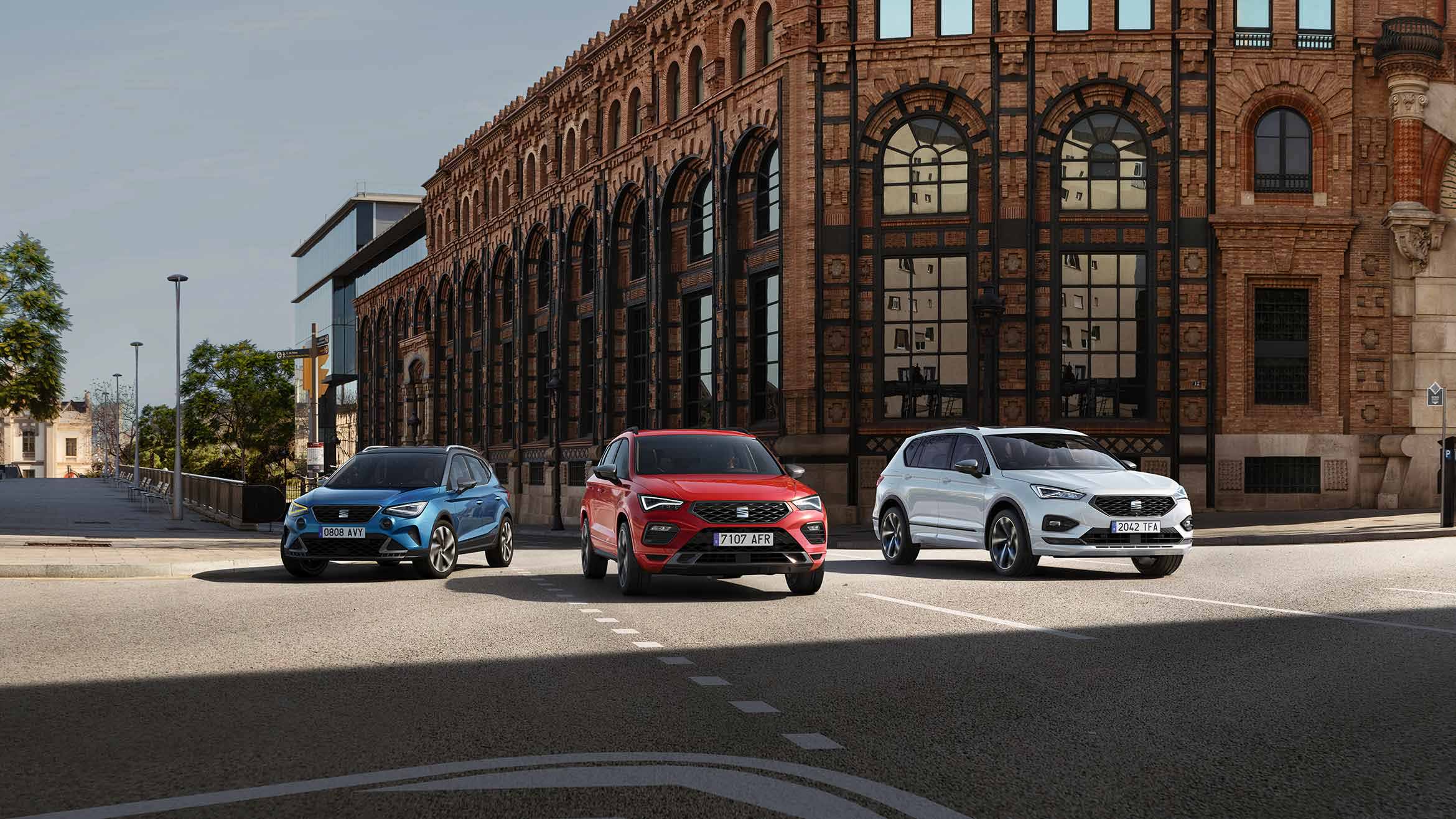 SEAT Arona Blue Sapphire colour next to the SEAT Ateca velvet red colour and SEAT Tarraco Oryx white colour