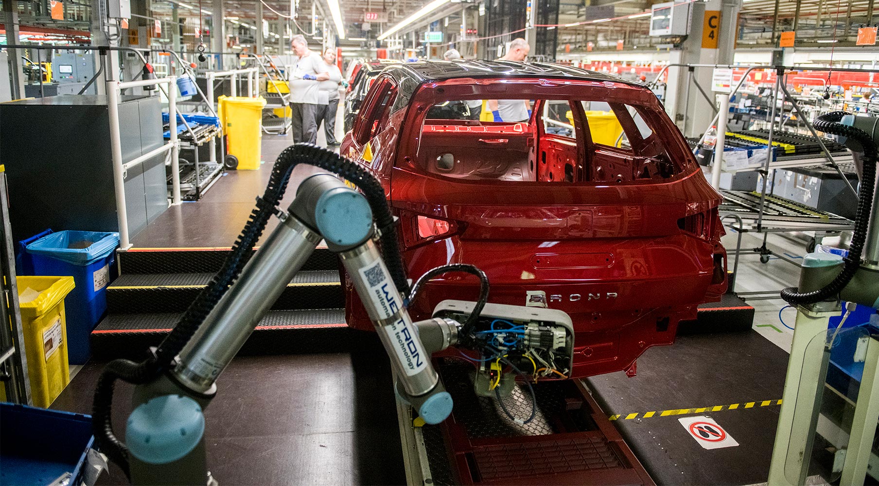 SEAT’s collaborative robots Arona lettering operators