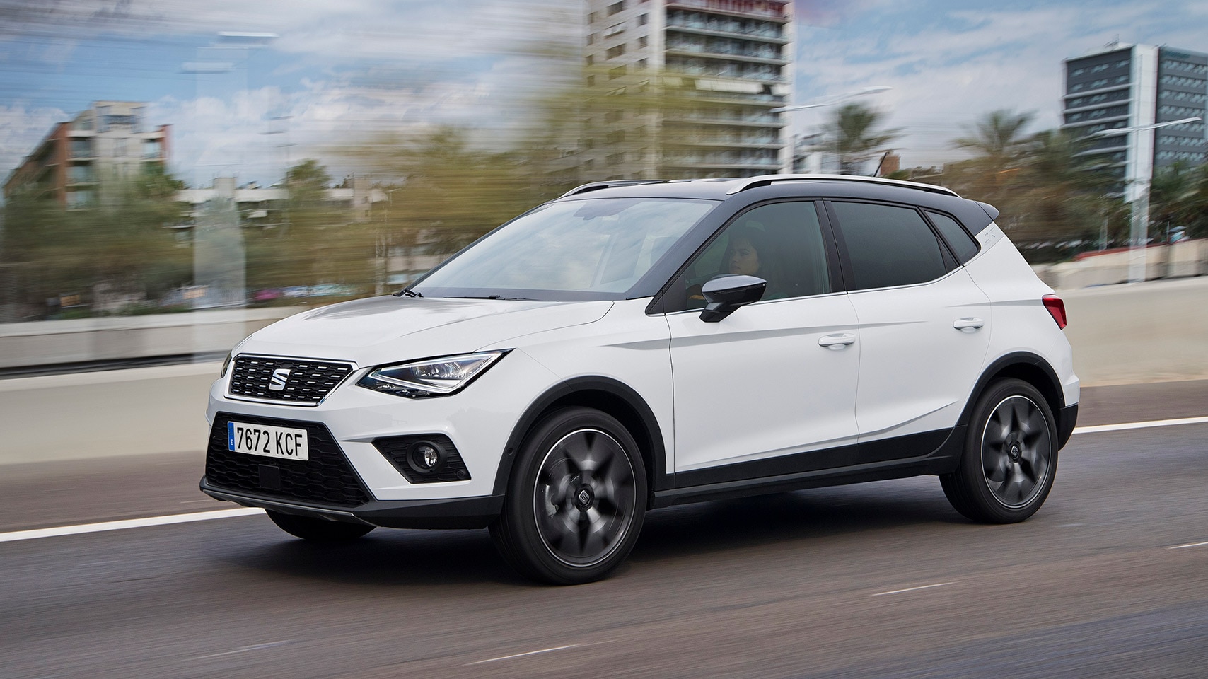 SEAT Arona driving around the city