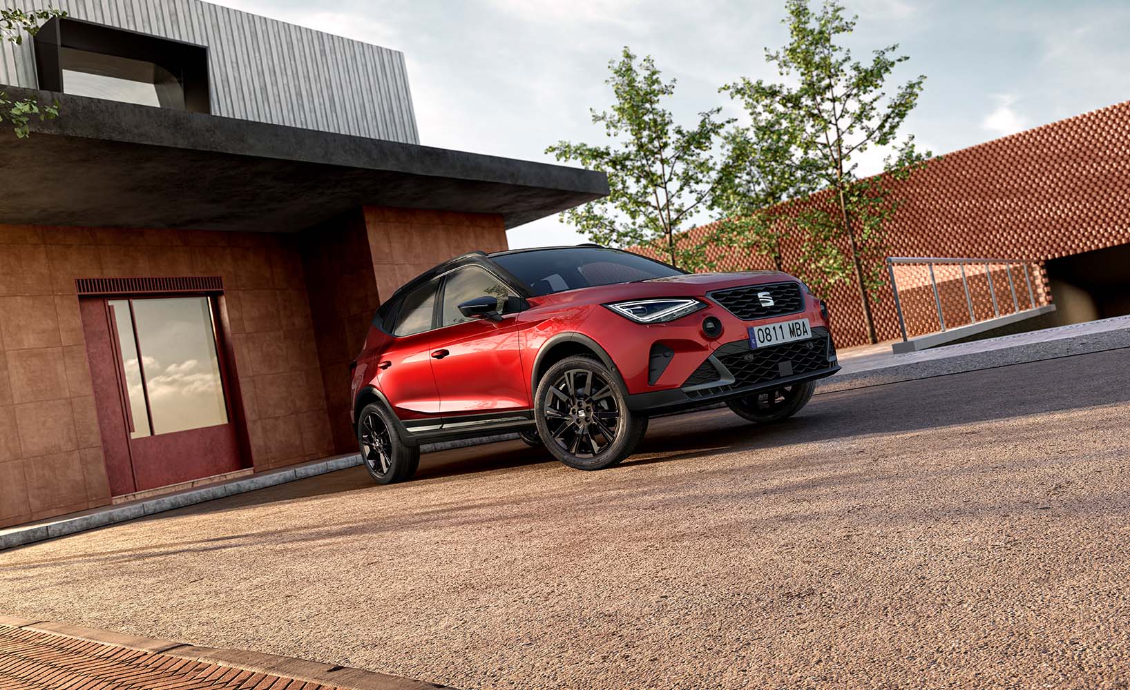 Front exterior view of the SEAT Arona Black Pack Edition, showcasing the vehicle’s black side skirts and black roof rails, emphasizing its distinctive and sporty appearance.