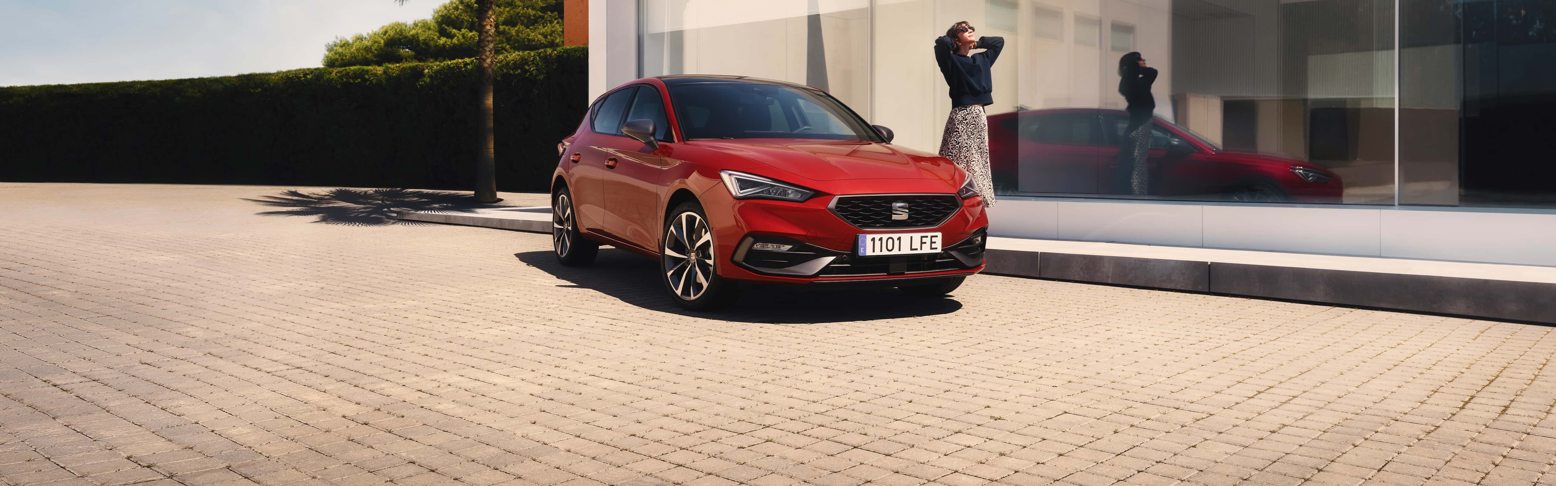 seat-for-business-leon-sports-car-front-view-desire-red