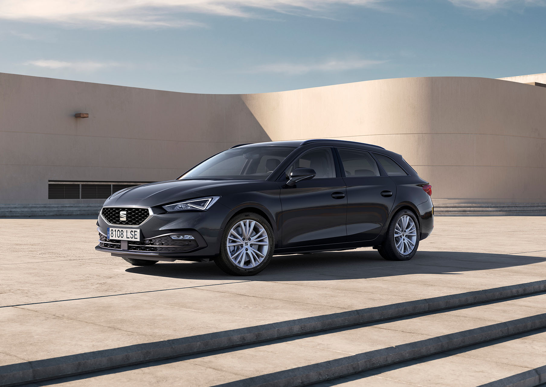 seat leon sportstourer style trim midnight black colour with dynamic alloy wheels parked