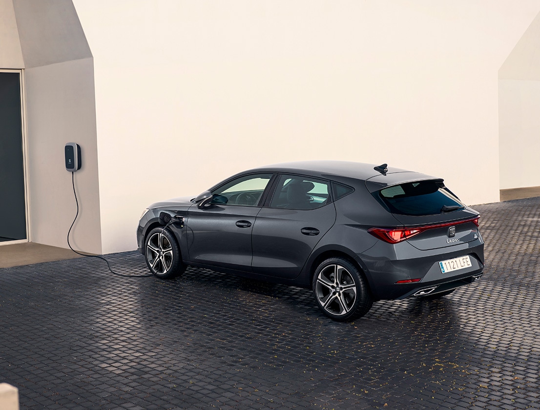 lateral view of the seat leon magnetic tech colour plug into a charger