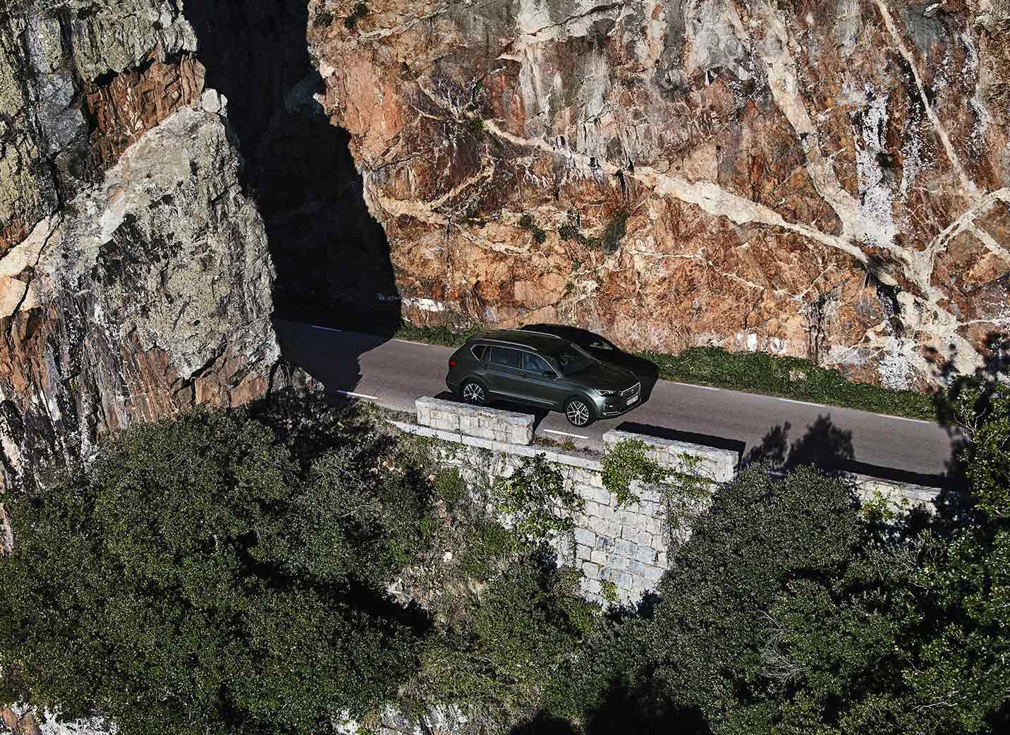 Drone view of the SEAT Tarraco XPERIENCE Dark Camouflage colour on a road mountain