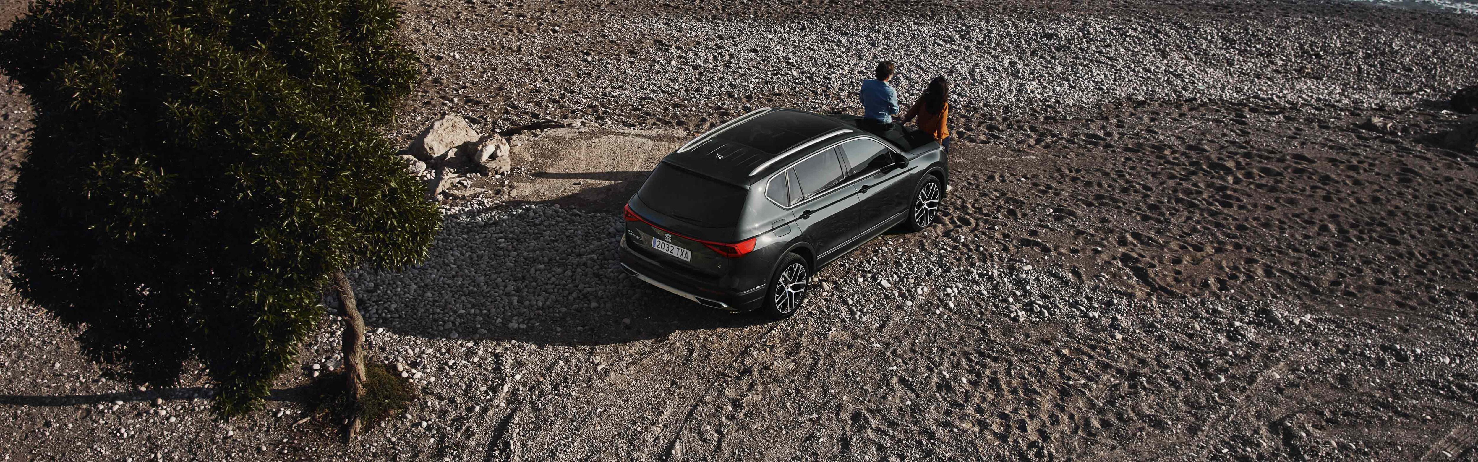 7-seater large SUV SEAT Tarraco angle rear view lifestyle beach