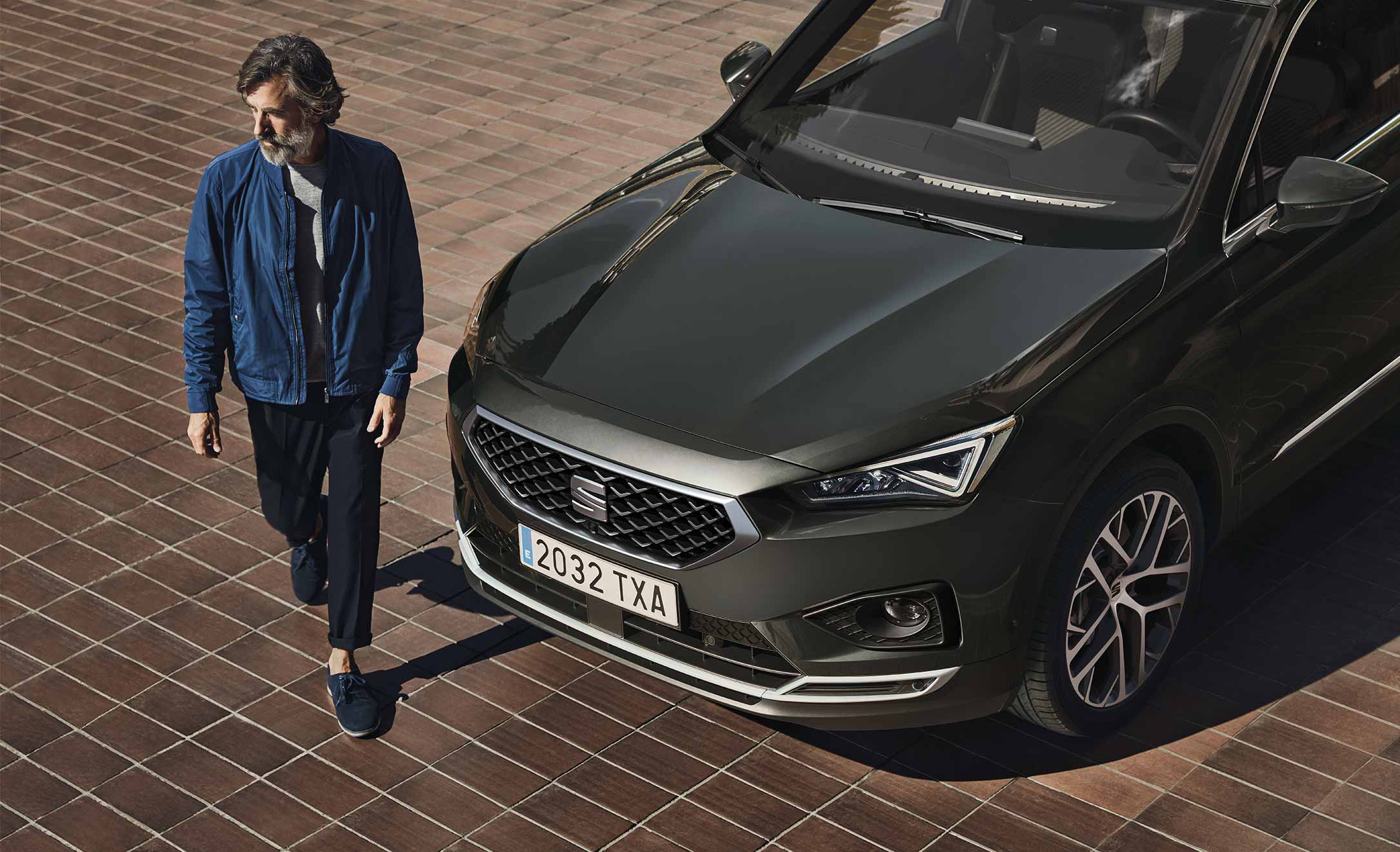 Man in front of the SEAT Tarraco XPERIENCE with alloy wheels