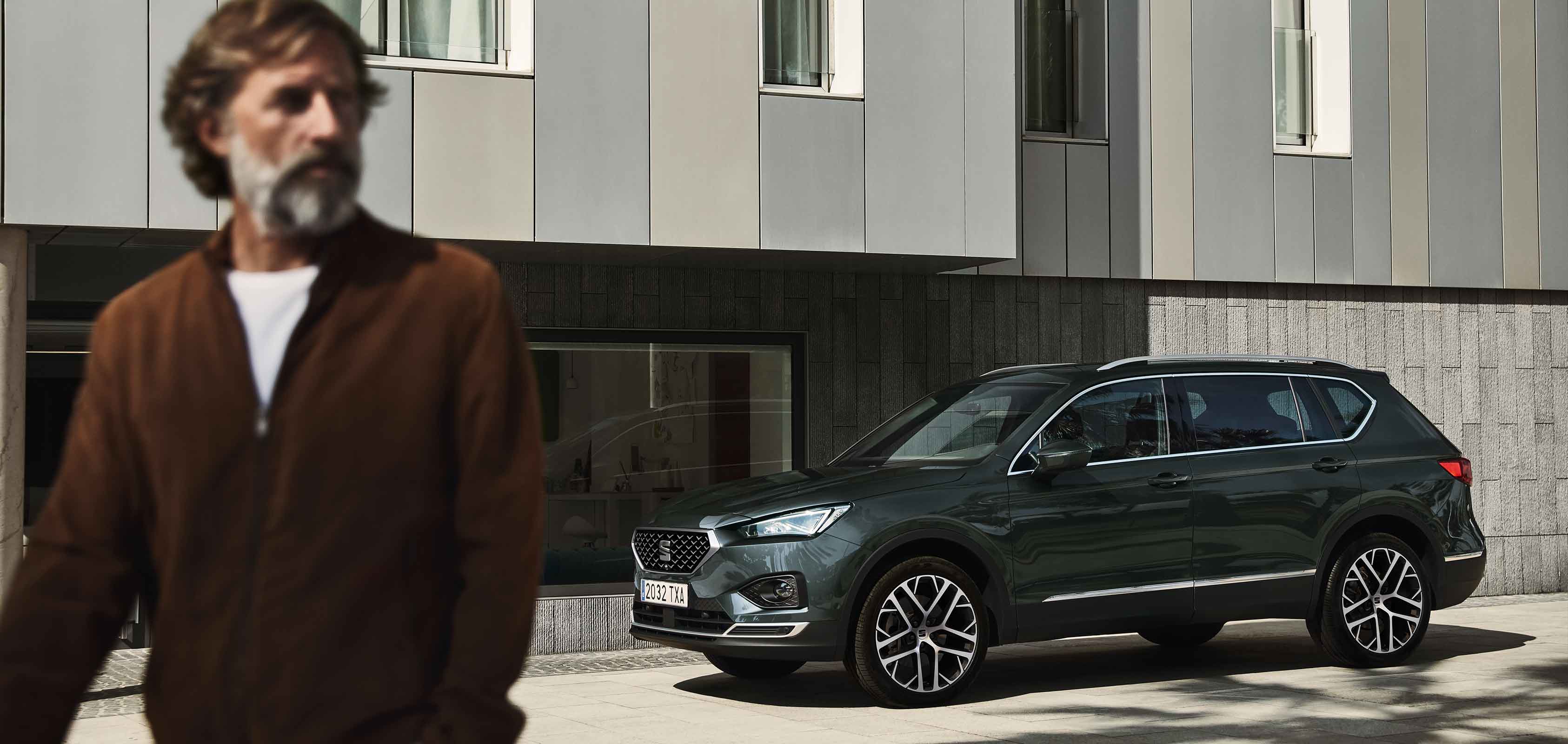 Man standing near the SEAT Tarraco XPERIENCE