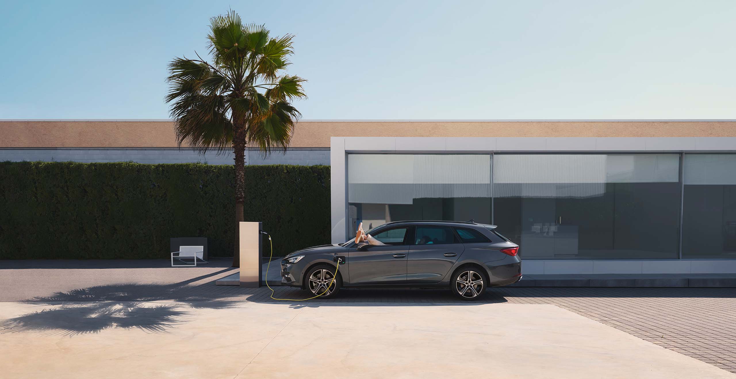 seat tarraco e-hybrid charging on the street 