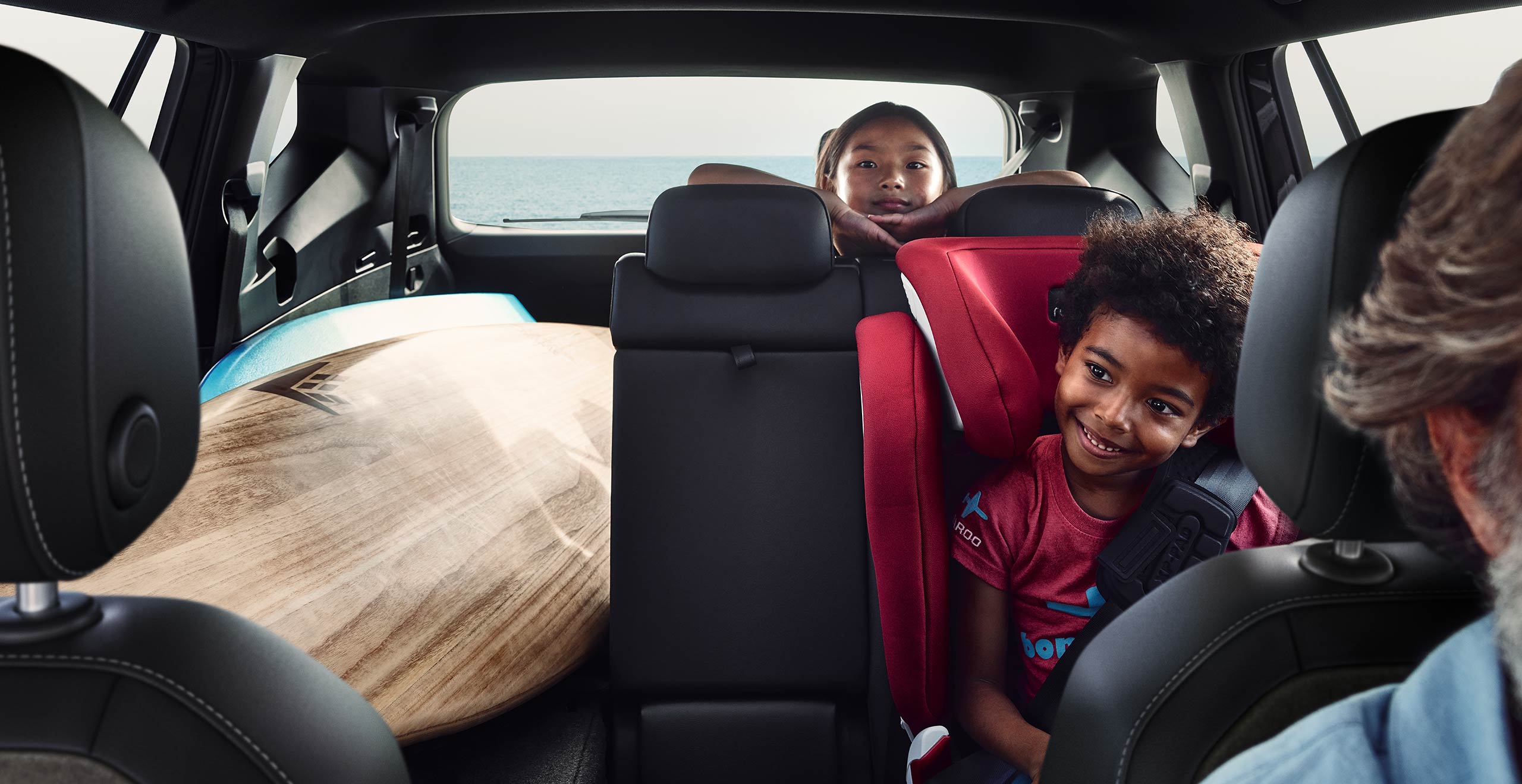 Family in the 7 seater SEAT Tarraco XPERIENCE with sunroof  