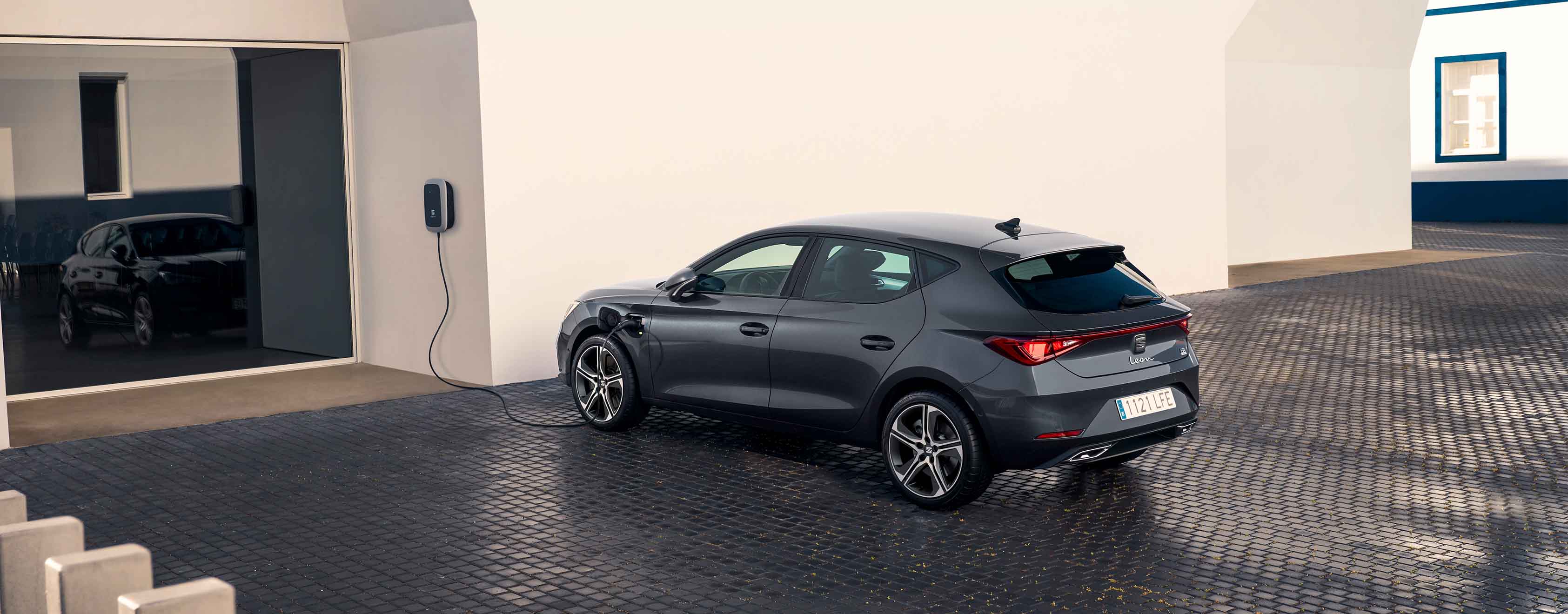 seat-leon-e-hybrid-plug-in-to-a-seat-charger