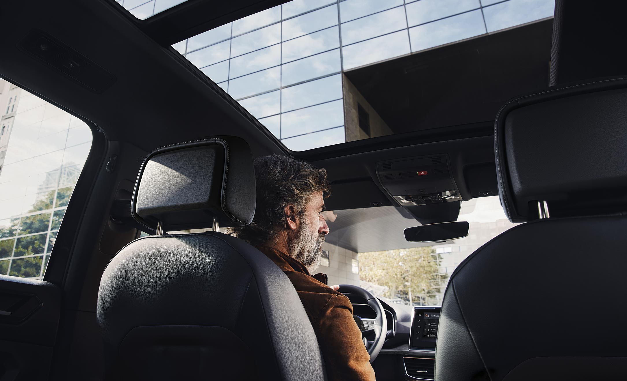 Man driving the SEAT Tarraco XPERIENCE  