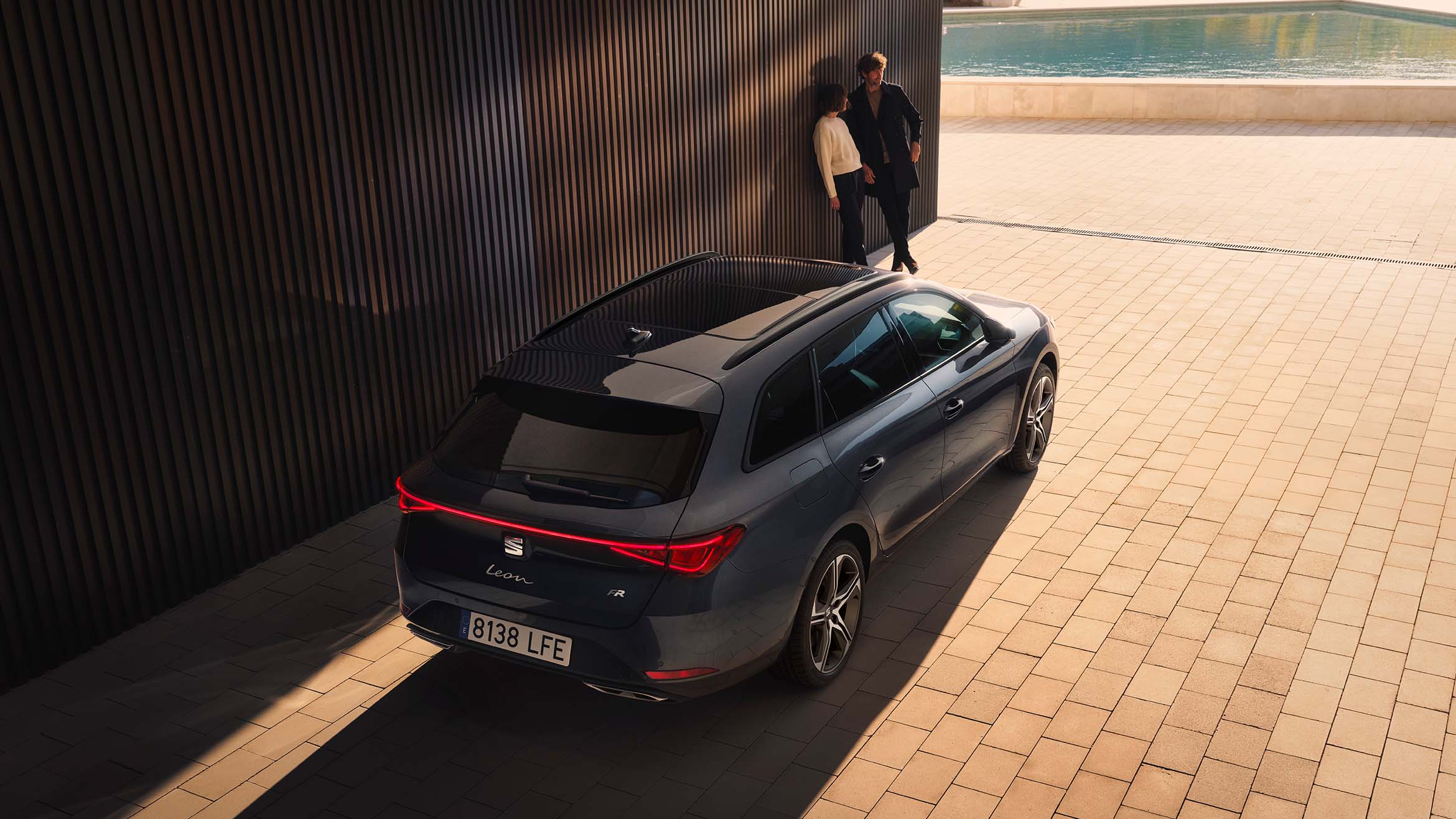 couple looking at seat leon sp magnetic tech colour with coast to coast lights