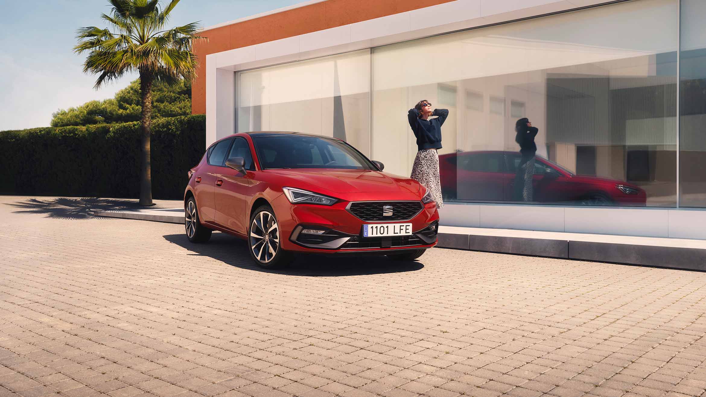 woman standing close to seat leon 5d desire red colour